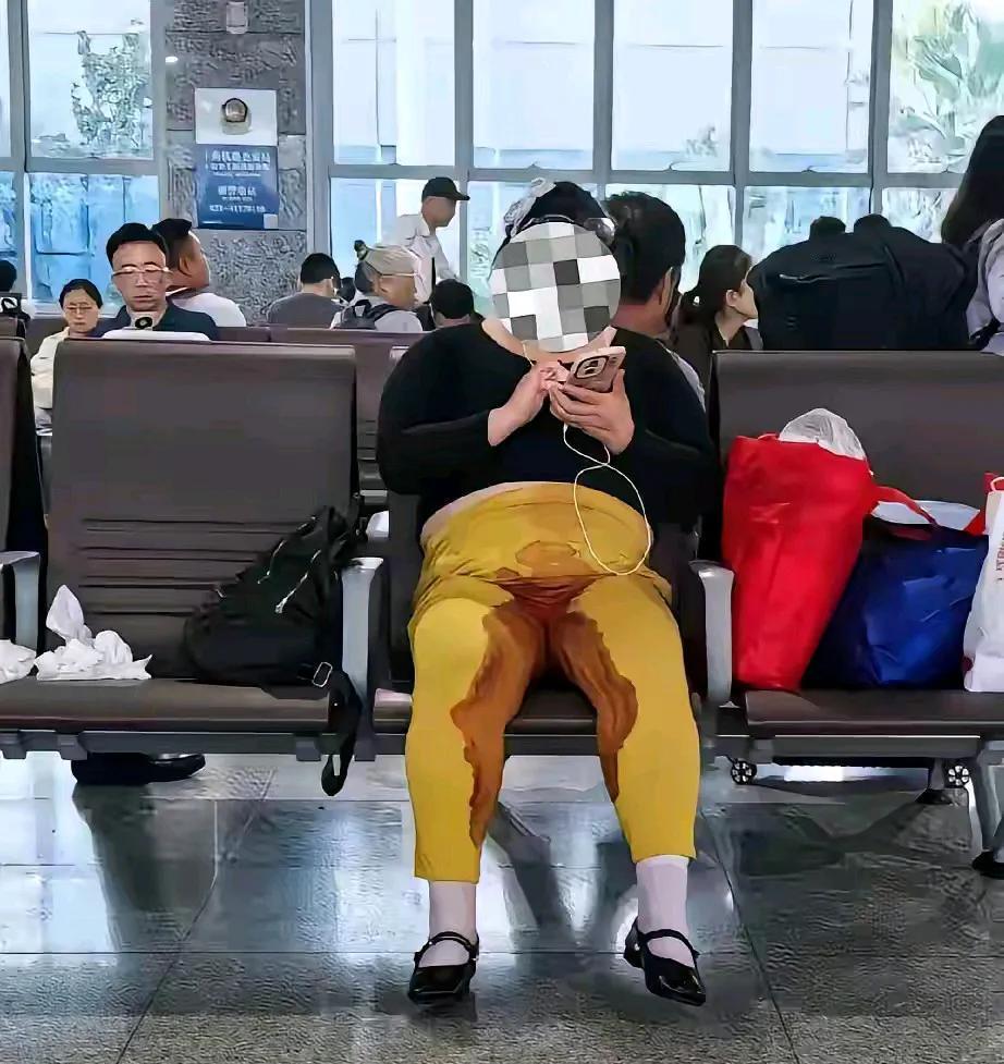 听说这是巴黎世家“姨妈裙”？标价1.3万美刀（折合人民币9.4万）！巴黎世家