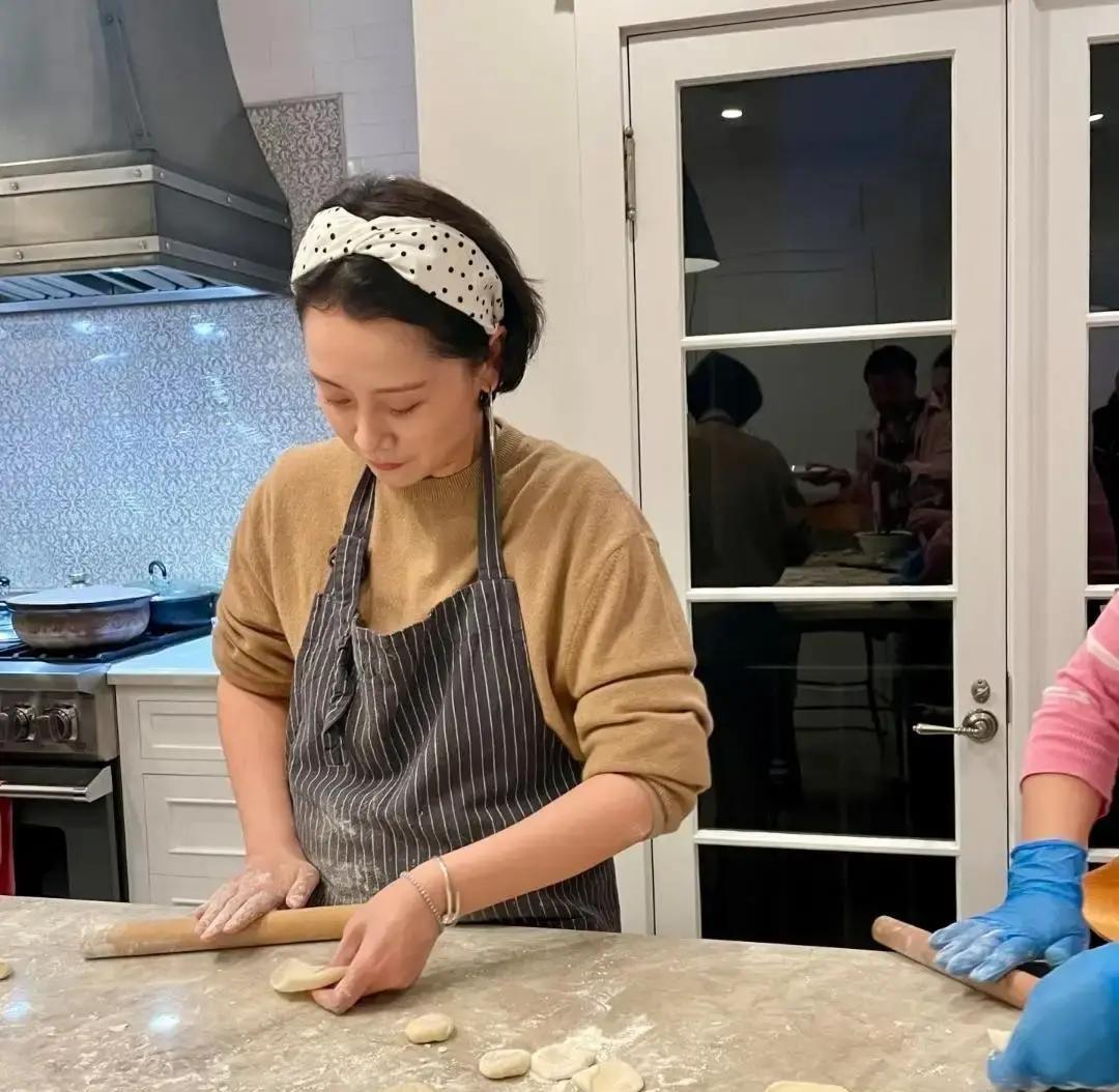 镜头一闪，短发阿姨耳垂那枚银饰反光——纹路对上了。张艾嘉竟然在海清家擀饺子皮。
