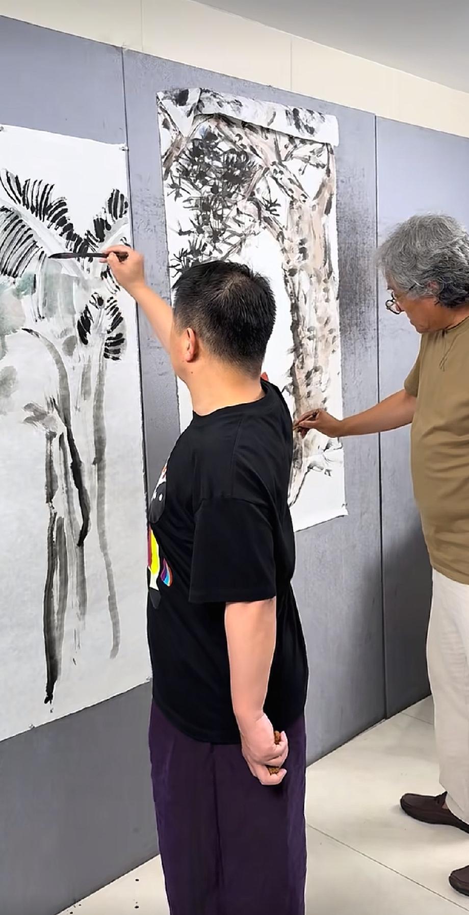 何云伟的水墨画造诣如何？近日，他与某大师一起合作画画，之间这位大师画了一棵树，树