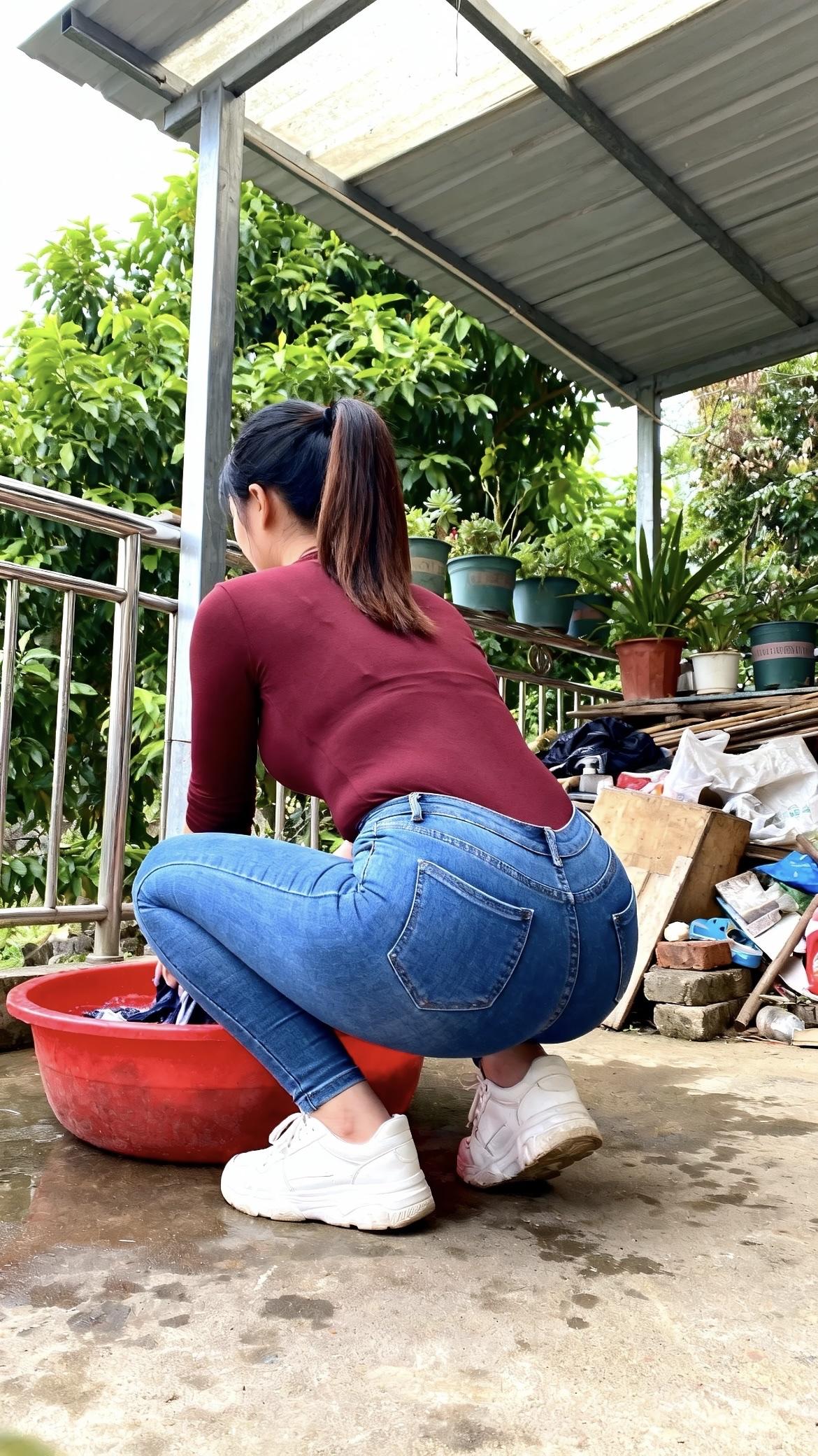 金属棚顶滤下细碎的光影，一旁的绿植枝叶繁茂，鲜绿的叶片在风里轻轻摇曳，带着草木的