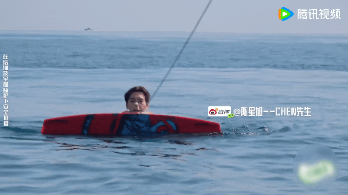 陈星旭体验尾波冲浪一次成功这是什么体验，而且还是尾波冲浪～不愧是陈星旭，有这样的