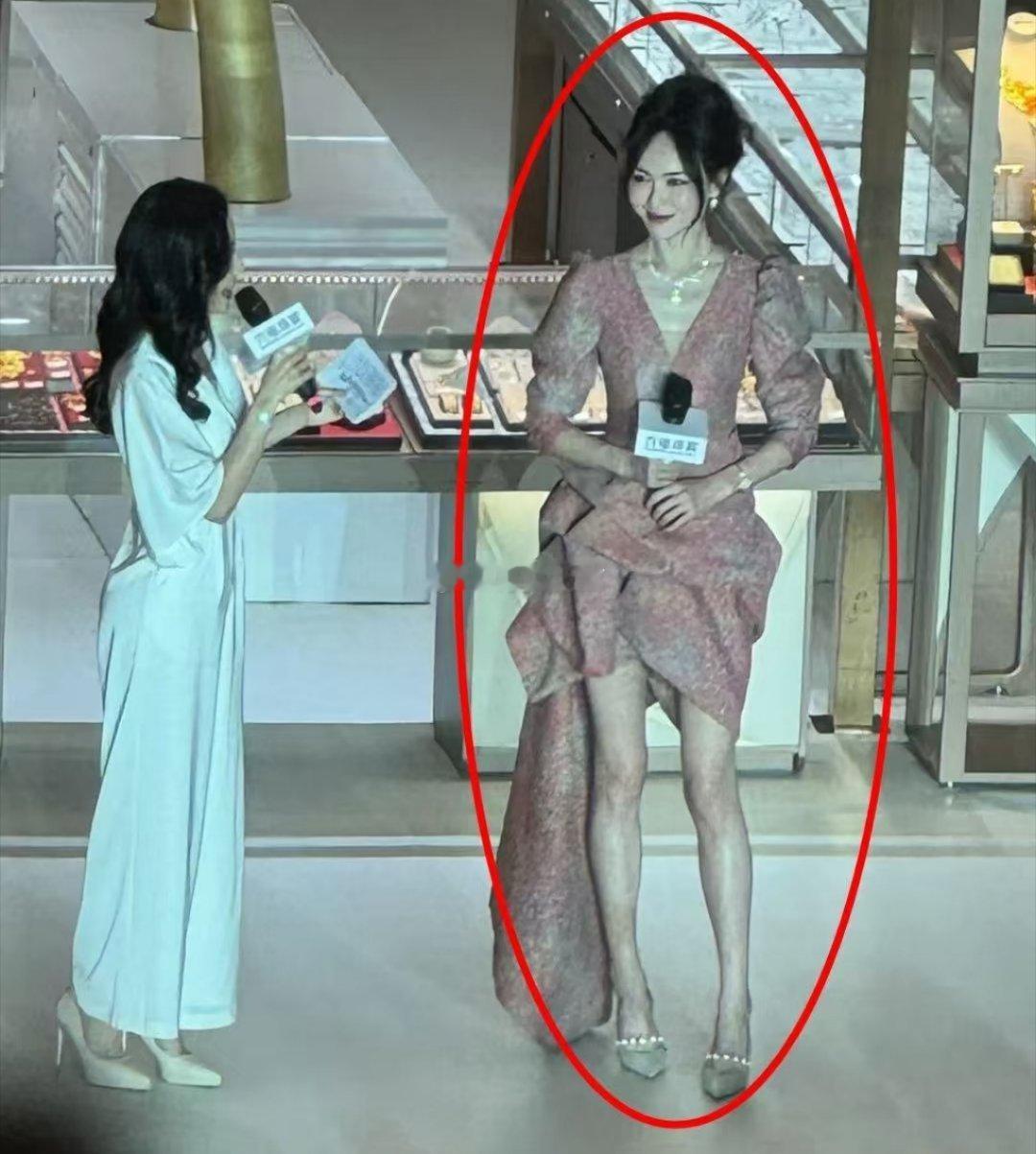 不知道邱泽会不会后悔，她还有几年就快50了。