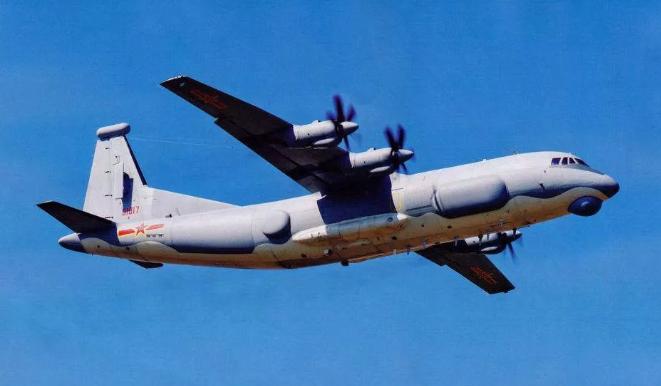 简直是疯了！外军战机挂着实弹，直接冲到我军飞机脸上，就差100米！这已经不是挑衅