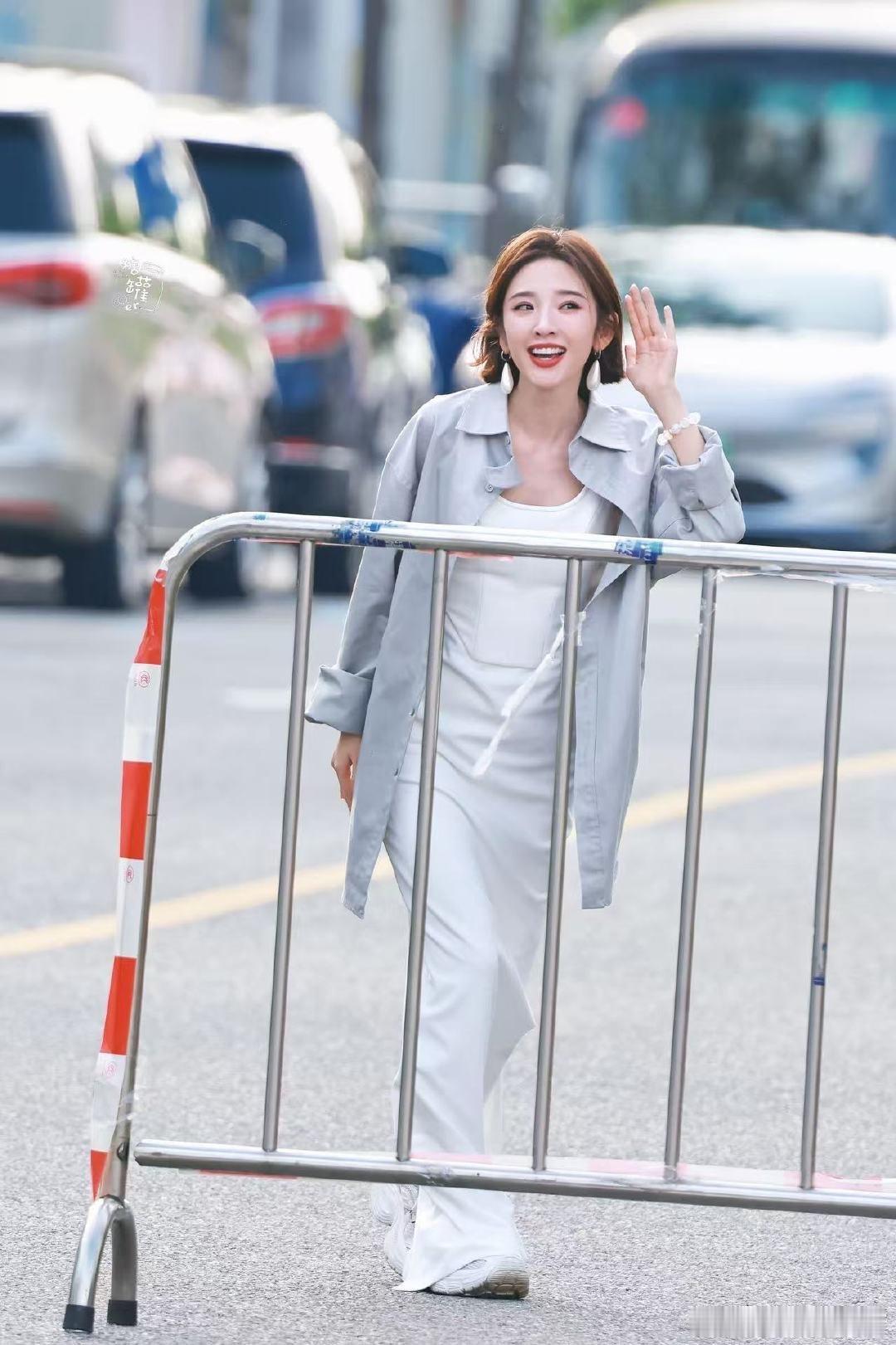 唐艺昕复刻艾莎名场面唐艺昕这次的艾莎造型也太惊艳了，氛围感直接拉满，真的好像冰雪