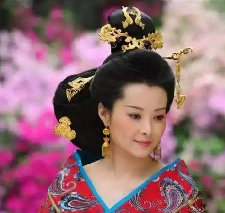 公元前52年，太子刘奭去拜见皇后。皇后准备了五个宫女，让他挑一个侍寝。刘奭无奈，