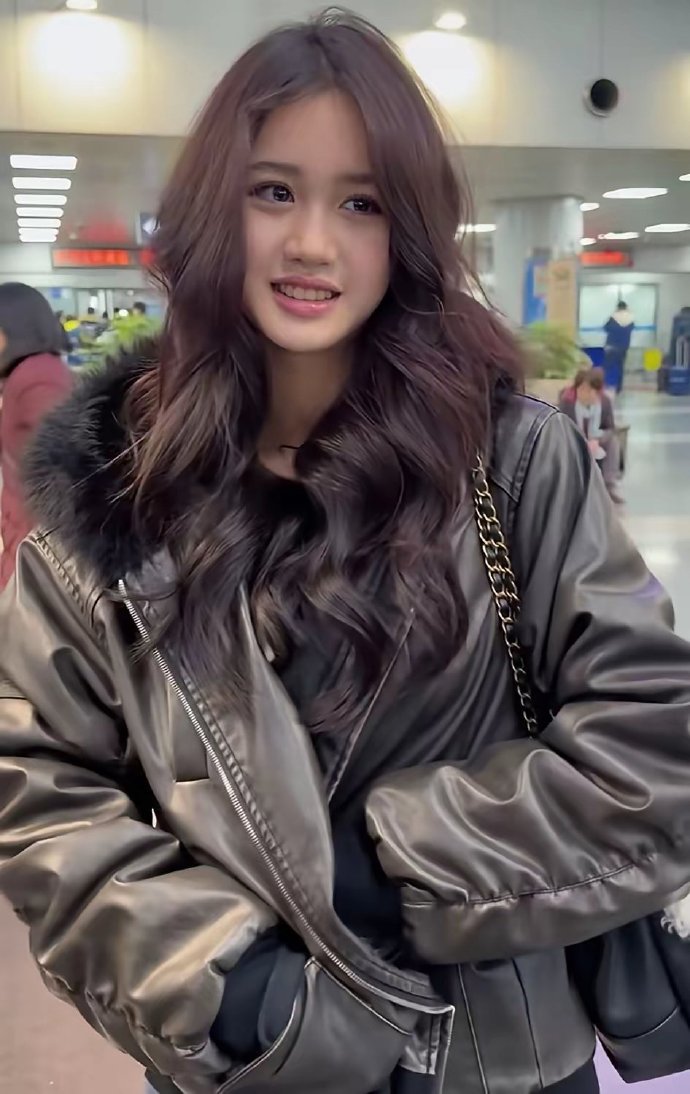 钟丽缇的二女儿，张思捷，完美遗传妈妈的巅峰颜值，真是无限循环的美貌，太绝了………