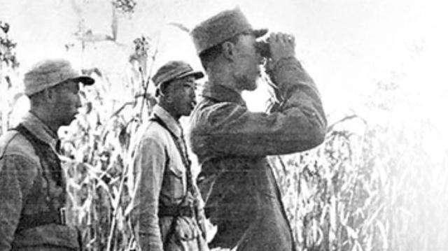 抗战中，吕正操部被包围，战斗激烈，日军越来越多，吕正操迟迟不突围。众人急喊：“再