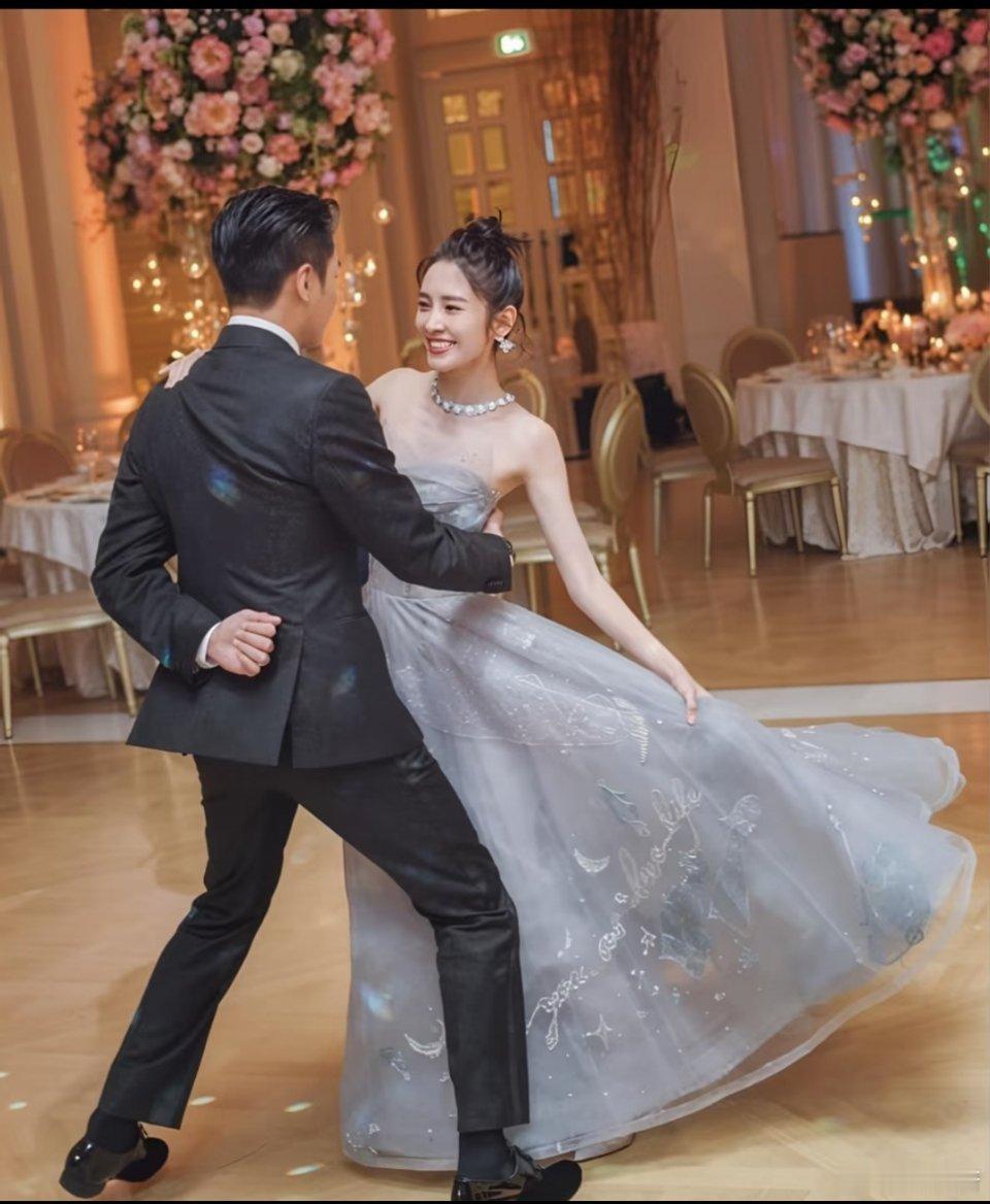 唐艺昕张若昀结婚照，当年也是特别出圈的一组