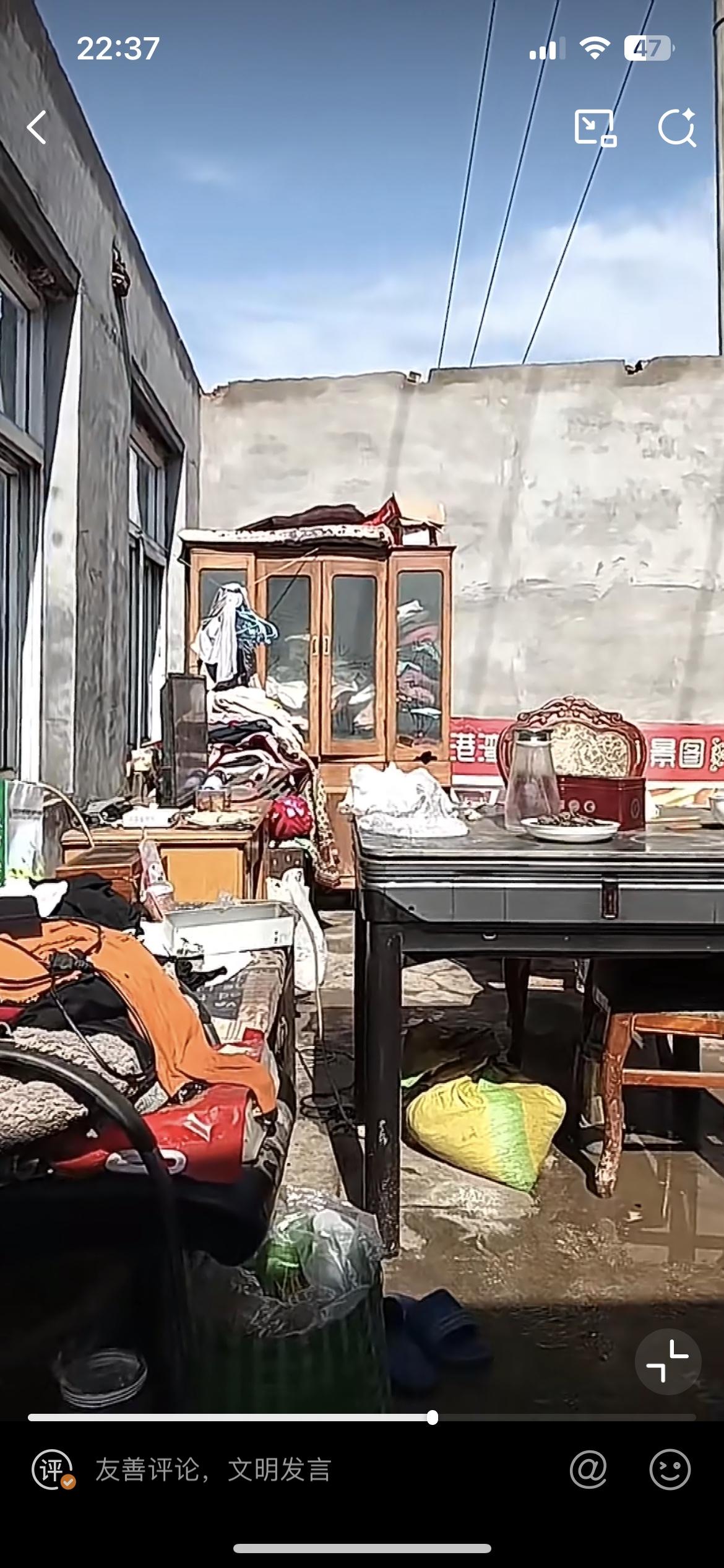 河北这个70多岁的老太家太惨了，7月5号的一场大风把他们家的房顶给掀了