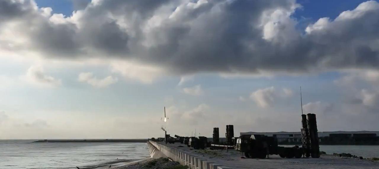 空军防空营在西沙群岛的永兴岛上进行实弹射击训练，远端那台发射车正在发射导弹，这发