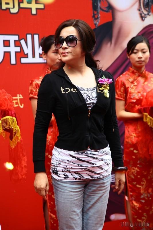 刘晓庆75岁的状态让你羡慕吗75岁的刘晓庆状态那叫一个绝，真让人羡慕到不行！街