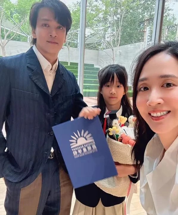 陈晓东晒女儿毕业典礼，妻子出镜很漂亮