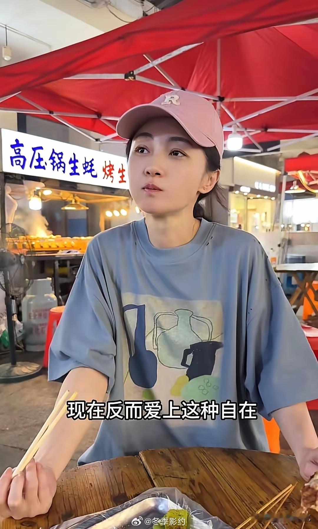 7月31日，姚笛回老家更新视频。深夜的她独自出门撸串小酌，对着镜头眼含热泪，大方