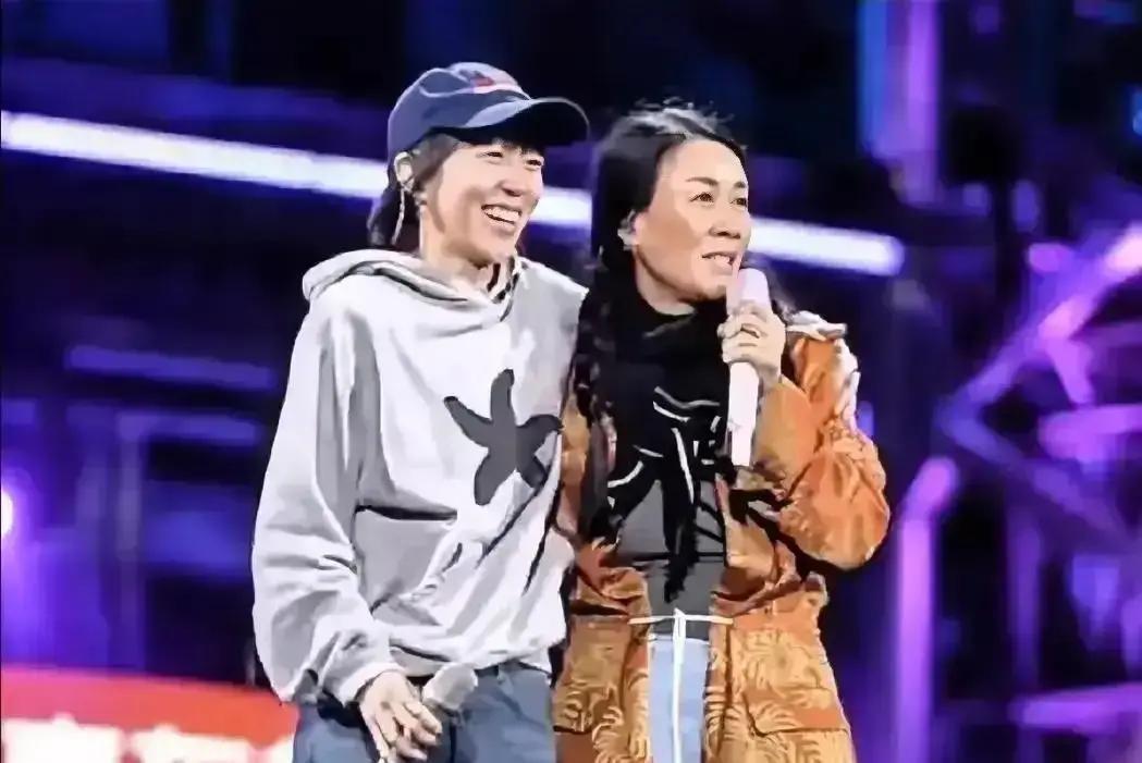 那英蹲在地上给窦靖童缠耳机线，顺手把追过来的记者挡在身后，我隔着屏幕都松口气。