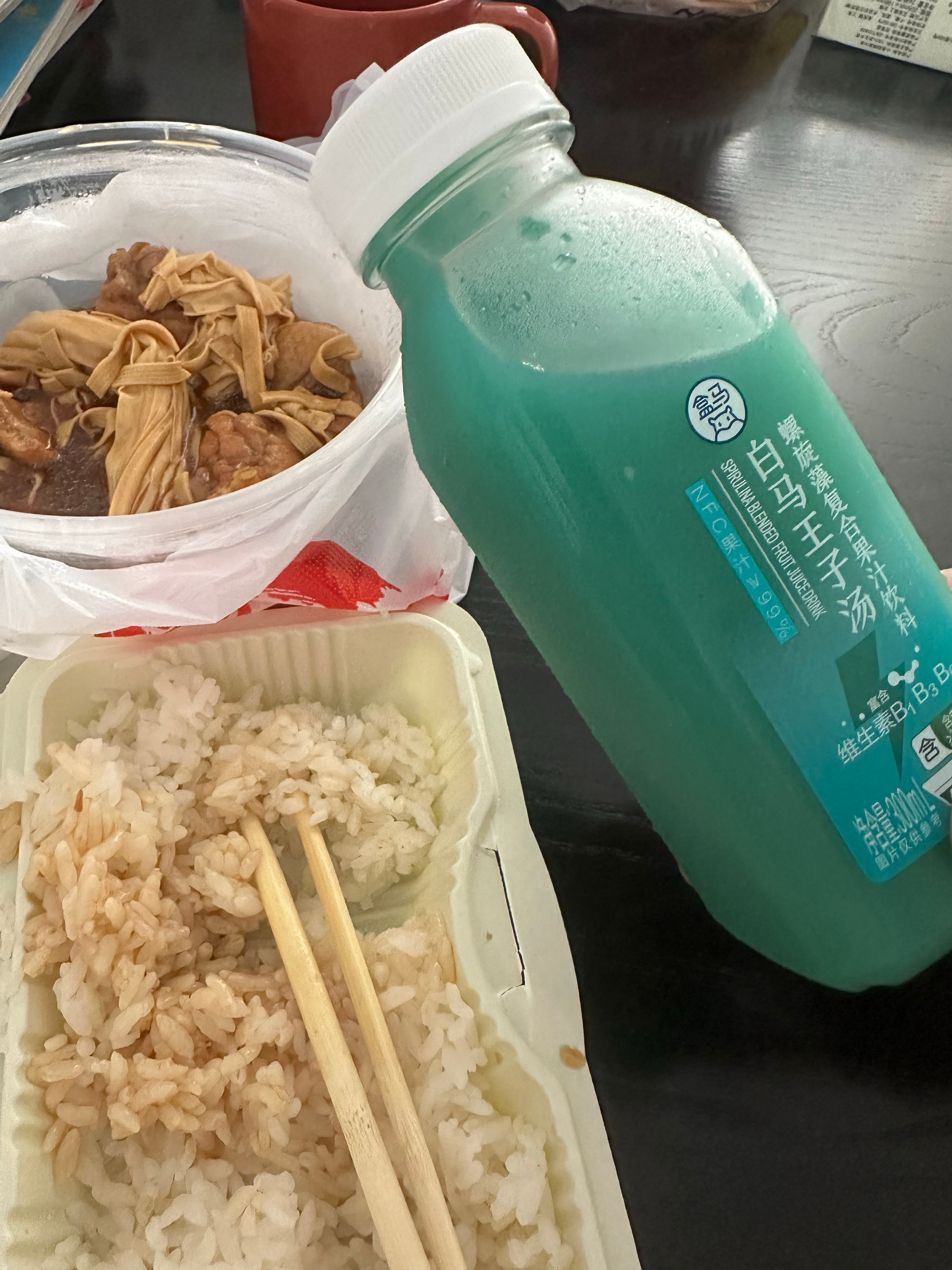 白马王子汤这名字真的笑死我了中午简单吃个外卖，再来个河马自产的白马王子汤，不知