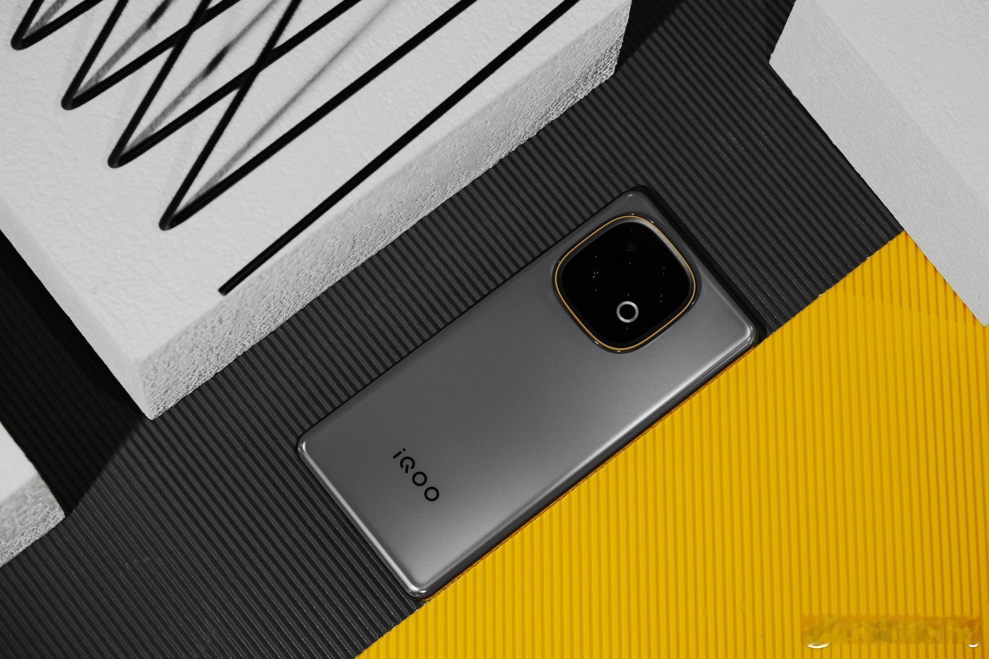 分享几张iQOOZ10Turbo+图赏采用最新旗舰处理器天玑9400+，既有