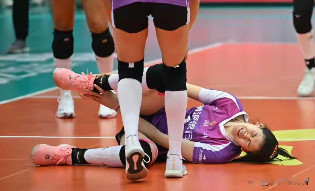 悬着的心终于死了！李盈莹意大利留洋第一个赛季泡汤了！妹妹李盈莹回国，发文告诉大家