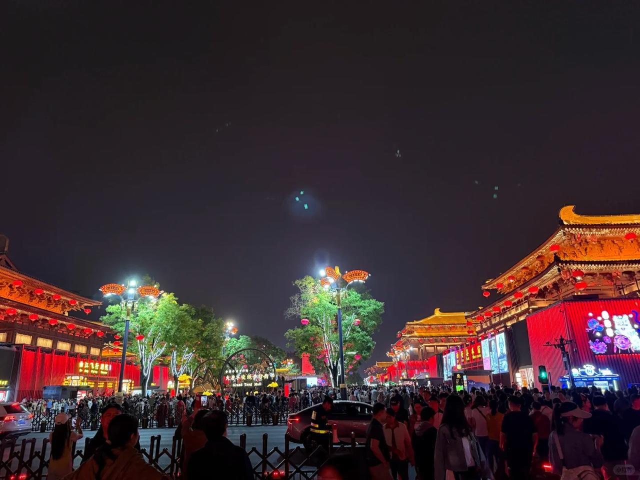 如今西安靠大唐不夜城把夜生活做成了招牌，江苏尤其是扬州，老城区晚上很早就安静了