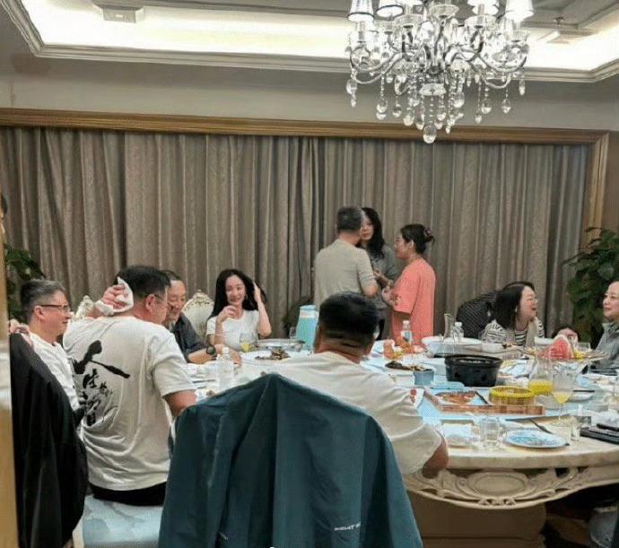 杨幂竟然素颜出来和资本家吃饭，看来又要有新戏了