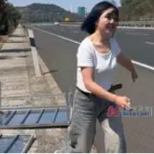 人美心善！山东济南，银色的障碍物掉在路中间，明晃晃的，路过的司机要么埋头赶路，要