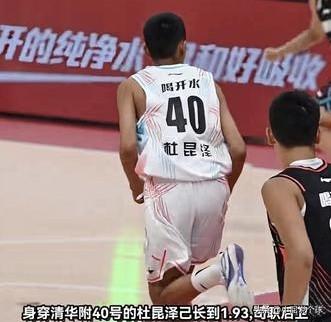 男篮后继有人！杜锋儿子爆砍31分最近的一场清华附中比赛中，广东队主教练杜锋的