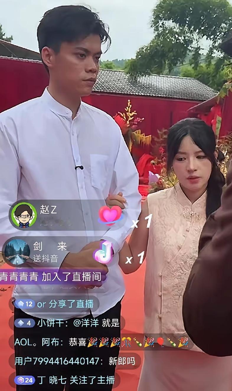阿梓跟她老公越来越有夫妻相，鸟哥个子很高大。阿梓长得娇小玲珑，她们的身高差距有点