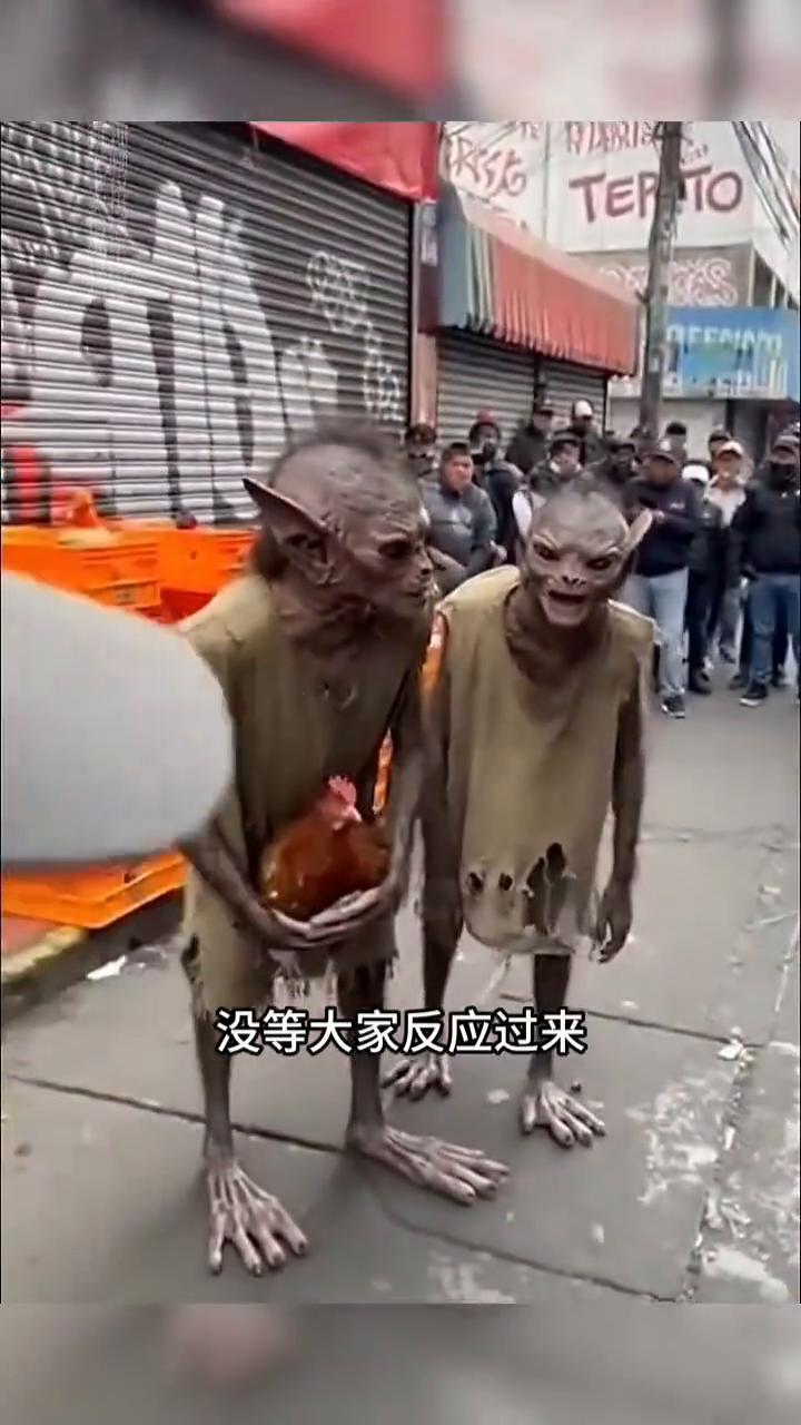 世界上真的有未知生物吗？这些画面你可能从未见过。繁华的闹市街头，两个外形诡异的