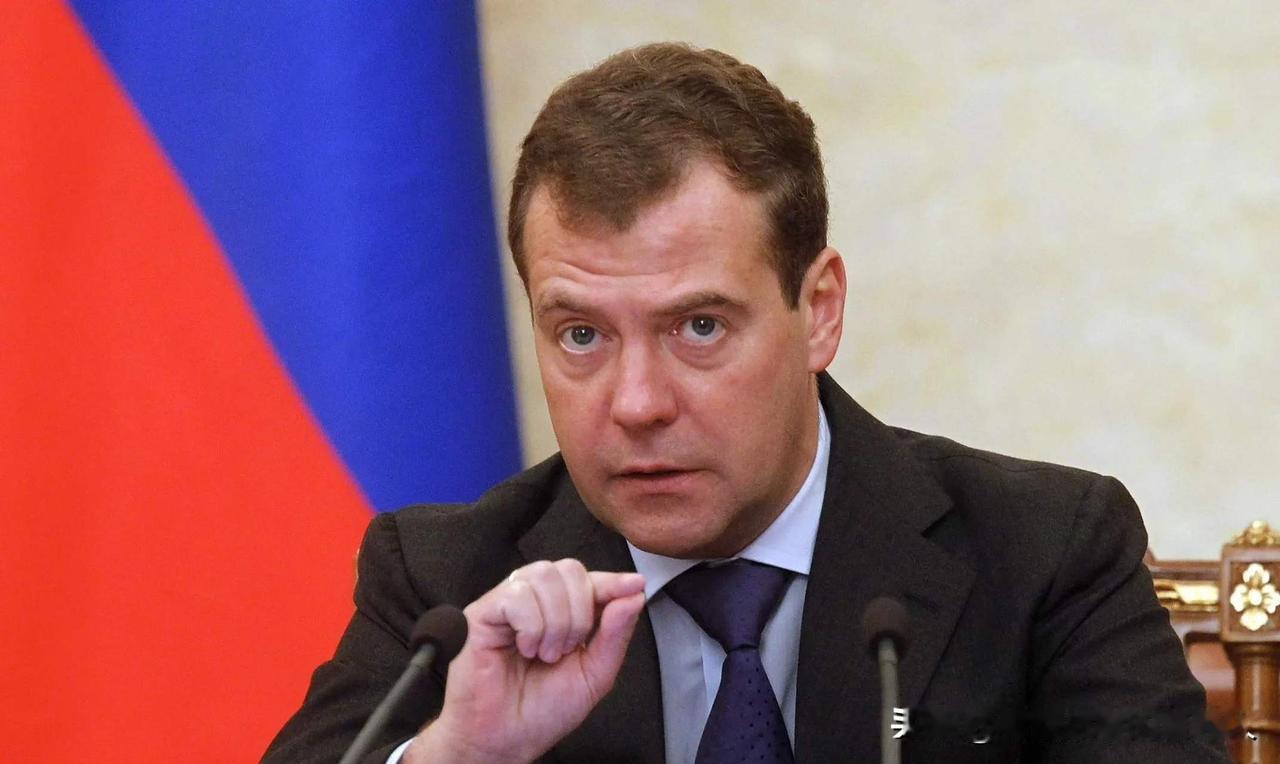 梅德韦杰夫这番话太毒了：“绑架美国总统？用核弹轰炸华盛顿？”这连串的战术反问，瞬