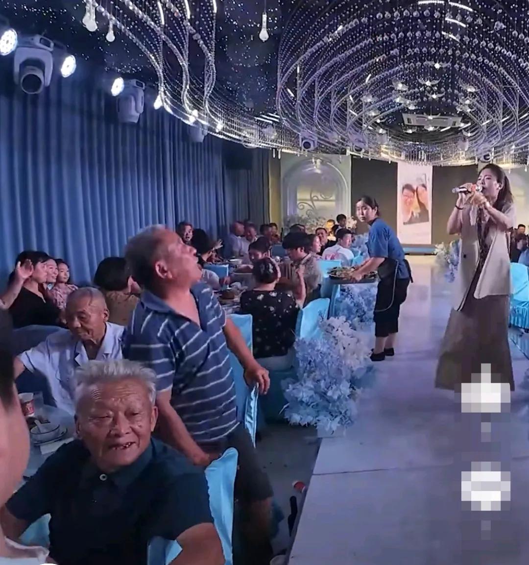 这位婚礼主持人可把大爷气坏了！酒店宴席厅内，新人婚礼正在走流程，震天响的音乐声