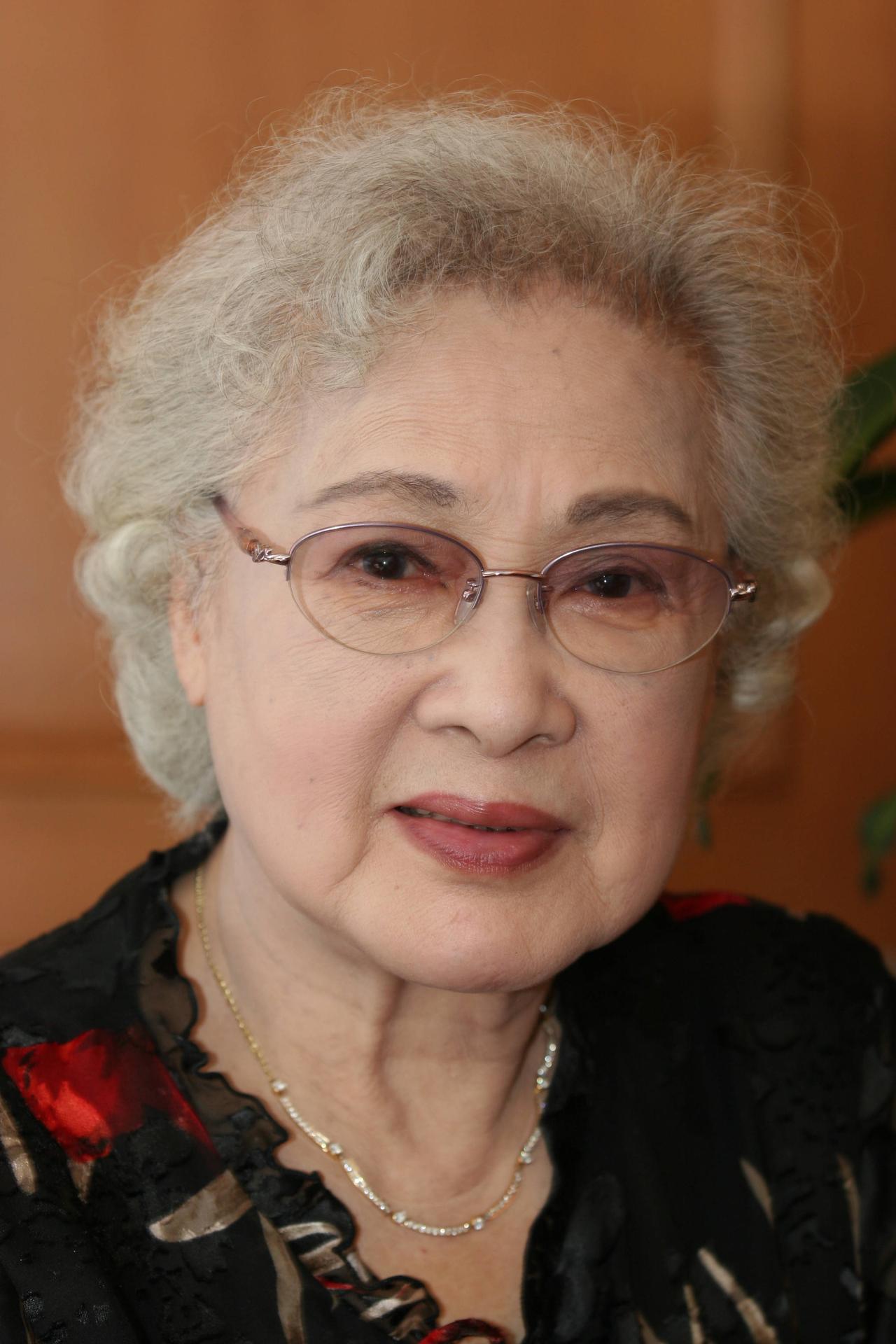 1941年，19岁的秦怡带着刚出生的女儿菲菲，在重庆见到了周总理。周总理看到菲菲