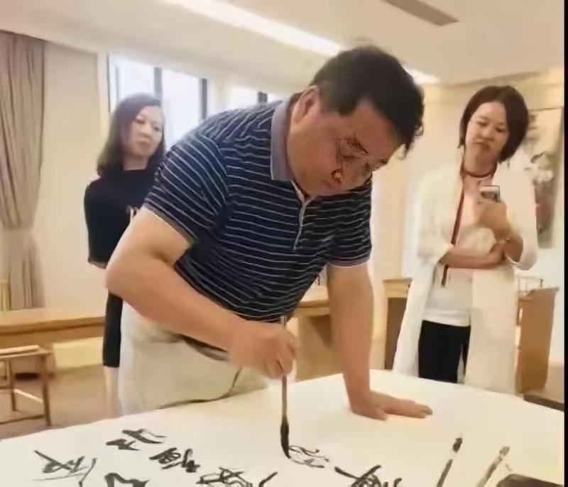 姜昆大师和其他的名人一样，喜欢舞文弄墨，据说一幅字画润笔费最高的时候也要五位数。