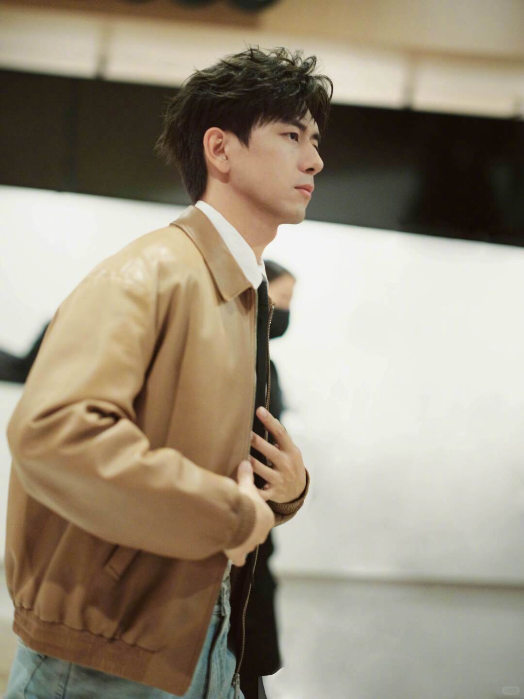 偶遇李现穿短裤跑步戏里用心打磨角色，戏外低调自律生活，不浮躁不炒作，用作品说话