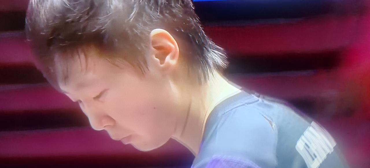 新加坡大满贯女单决赛激战正酣，王曼昱在先失两局的情况下，改变战术，反手左右压制孙