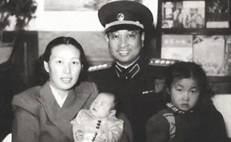 1950年，陈赓的第一个女儿出生的时候，一个女兵走来瞅了一眼说道：“司令员，你女