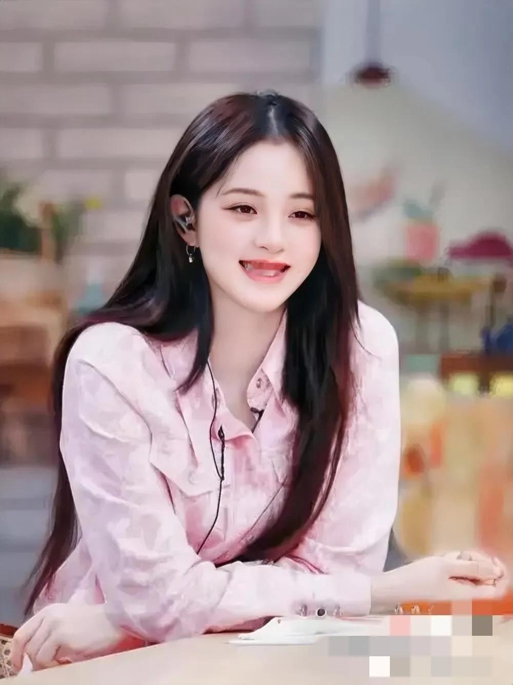 我问我闺蜜，为什么欧阳娜娜卖别人睡衣899不觉得贵，而自己买东西却要跑到闲鱼去讲