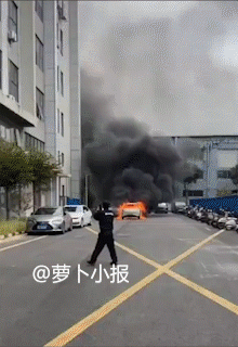 火了！小米su7“放烟花”。2月1日，辽宁营口，这辆小米SU7冒烟起火的视频火