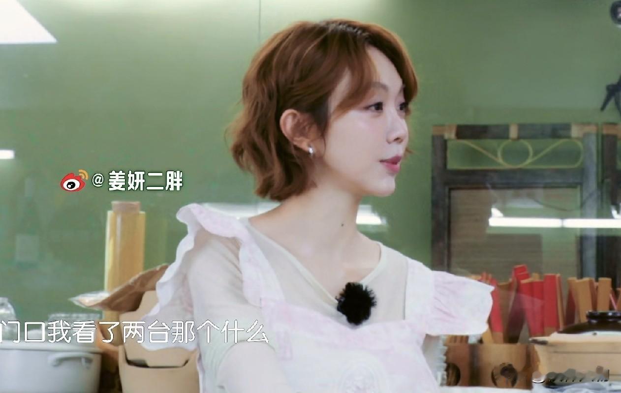 姜妍有点小“邪恶”。王俊凯要做宫保虾球，姜妍说黄晓明最会挑虾线。林大厨偷唱“左手