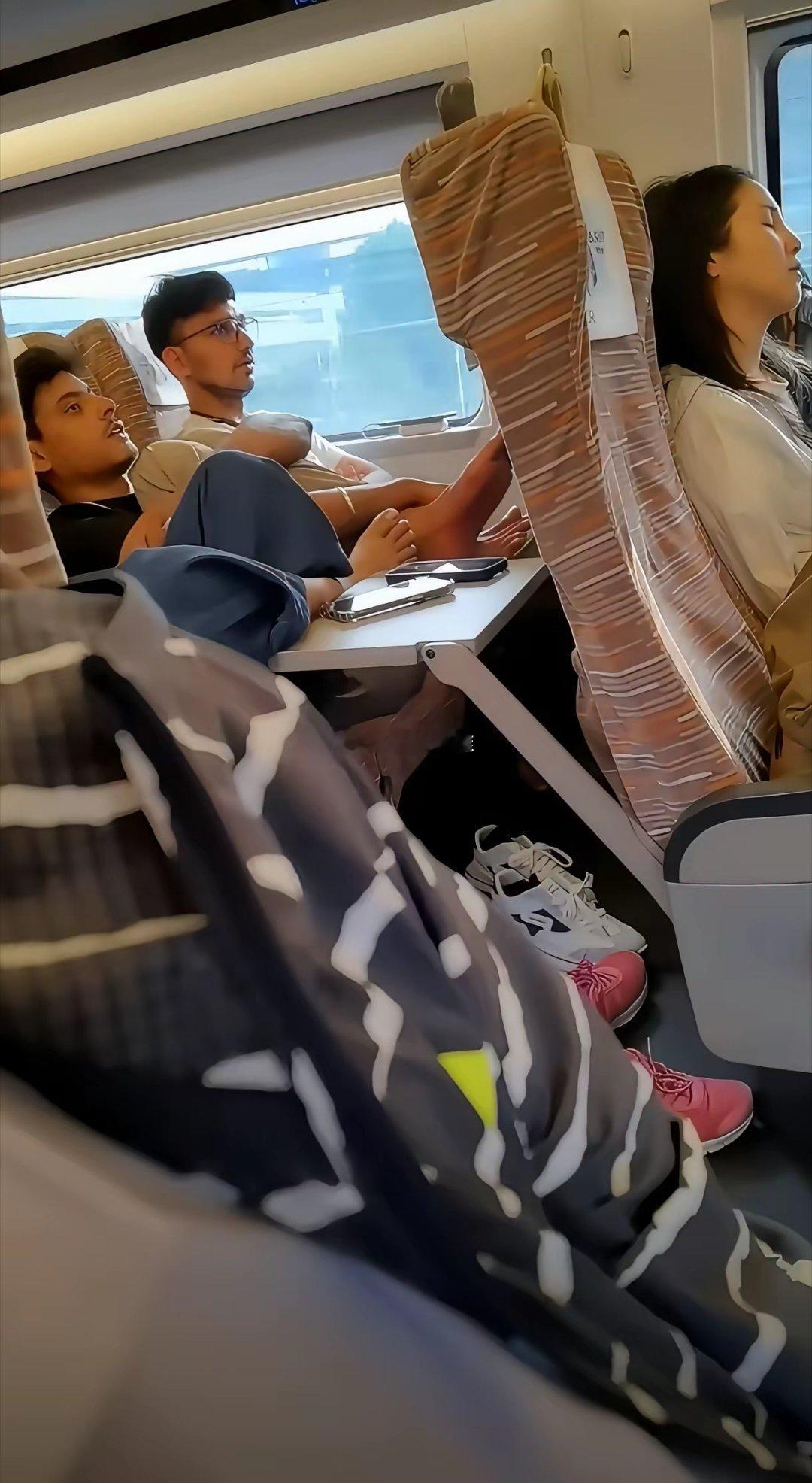 高铁上的一幕，无语了……外国人在中国乘坐高铁应该文明一点​​​