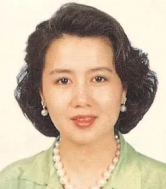 2018年，鲁豫问赌王四太梁安琪：“你真的可以忍受4个太太共享一个丈夫吗？豪门生