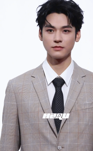 龚俊做造型老自一套老己一套咱就是说怪不得说龚俊懂端水，做造型从不让人失望，正装