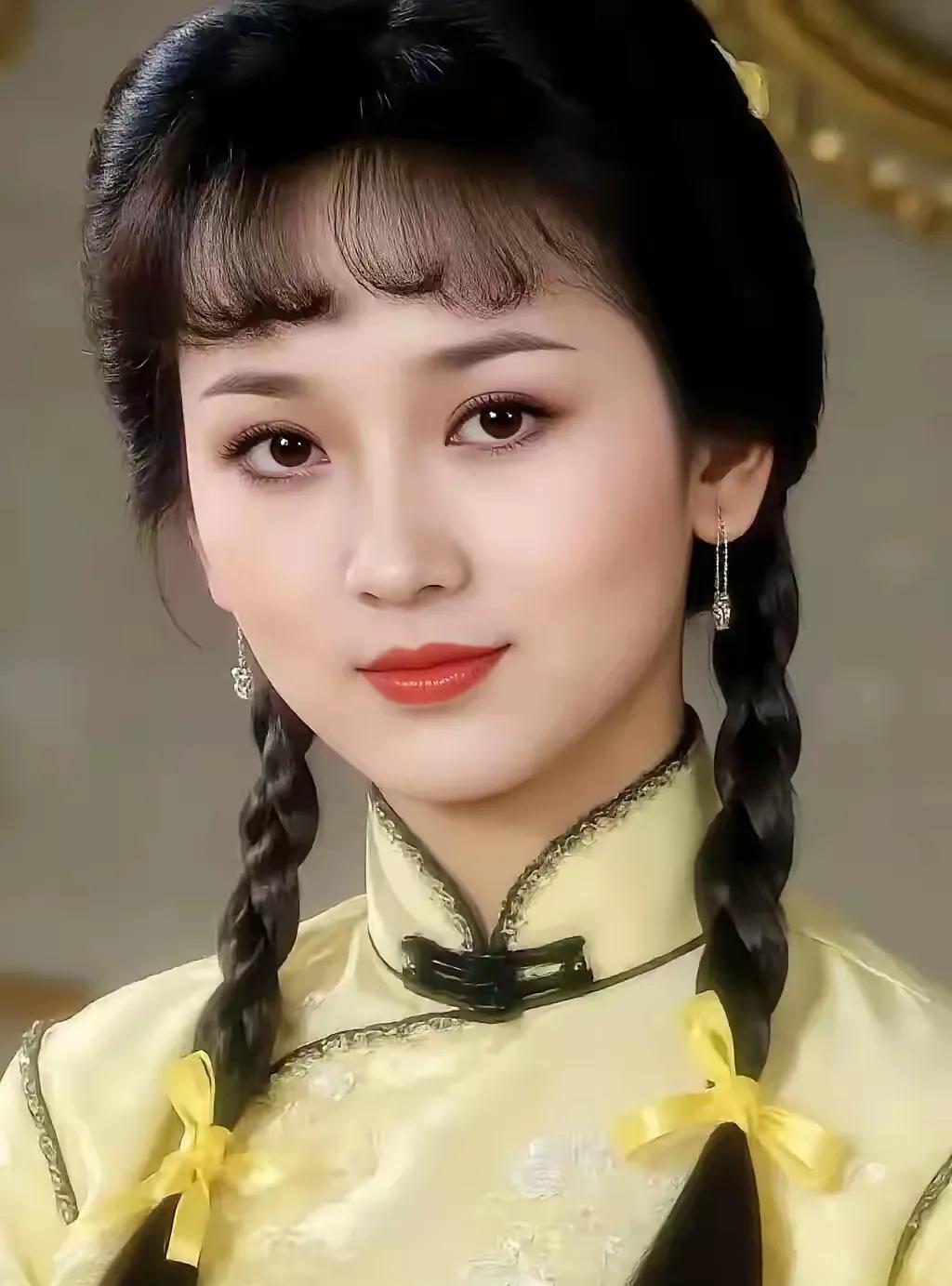 赵雅芝长得不算有多美，但长得很端庄面善，一眼看上去就很有亲和力，这就是她的魅力之
