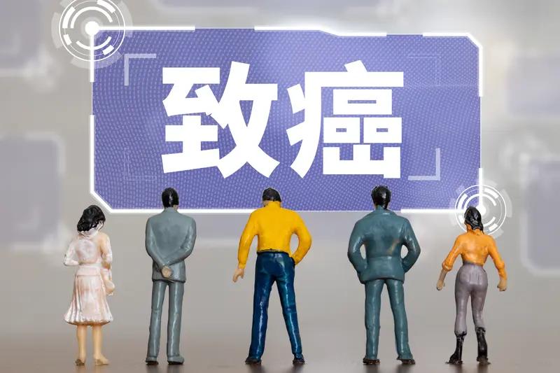 我国癌症高发是多种因素共同作用的结果。人口老龄化是核心因素，60岁以上人群癌症