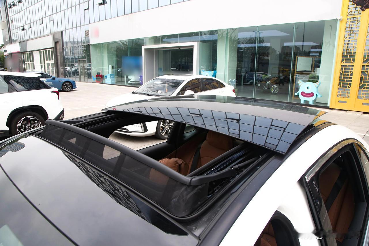 全景天窗和全景天幕哪个好？价格上来说全景天窗比天幕贵，天窗的价格如果是600