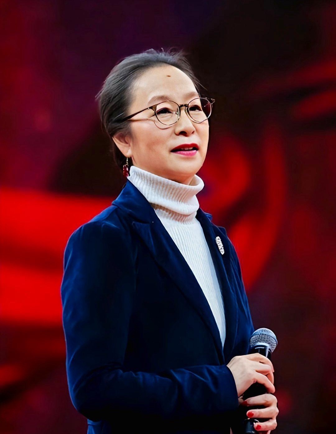 奚美娟晚节不保？她演过很多经典角色，与前夫周野芒在1994年离婚，那时她给人的感