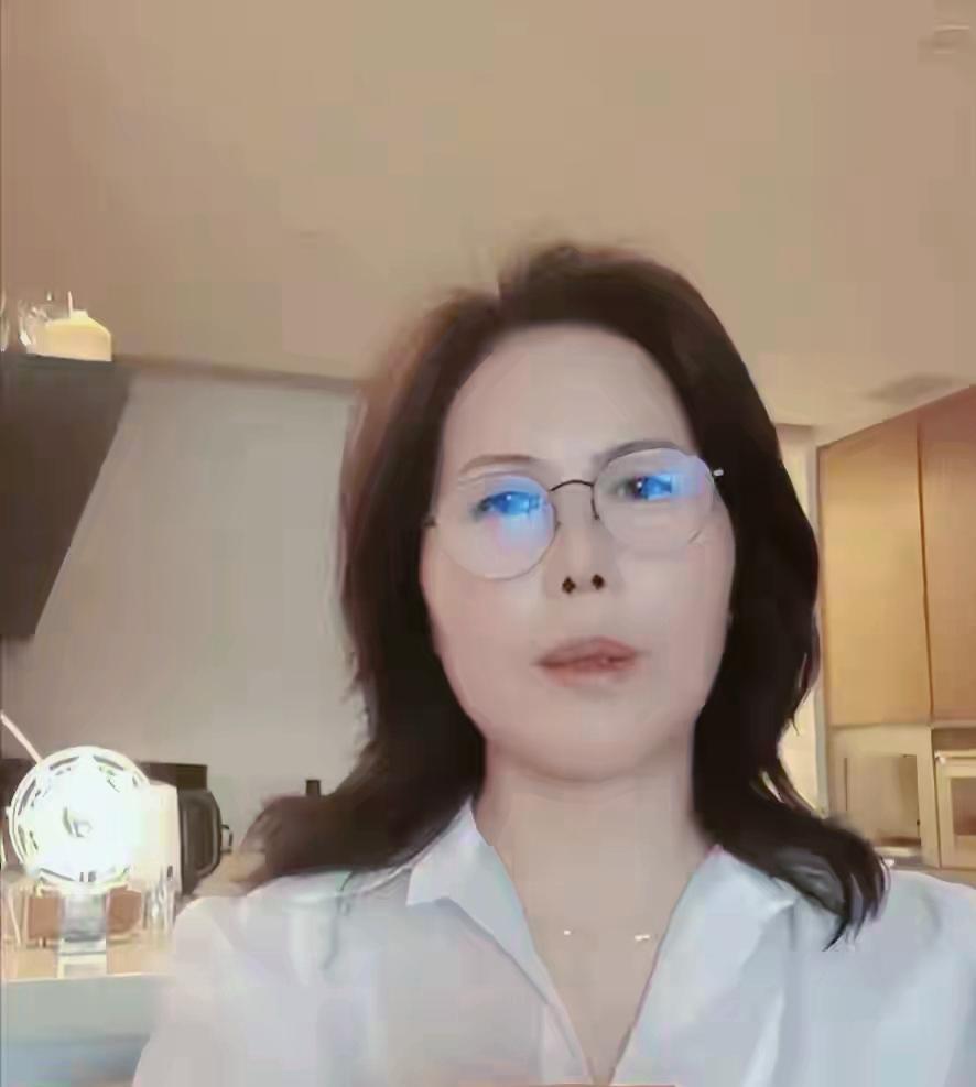 玥儿三岁，杨阿姨在。照顾起居，从不间断。环境变动，人都在忙。孩子孤单，只有她在。