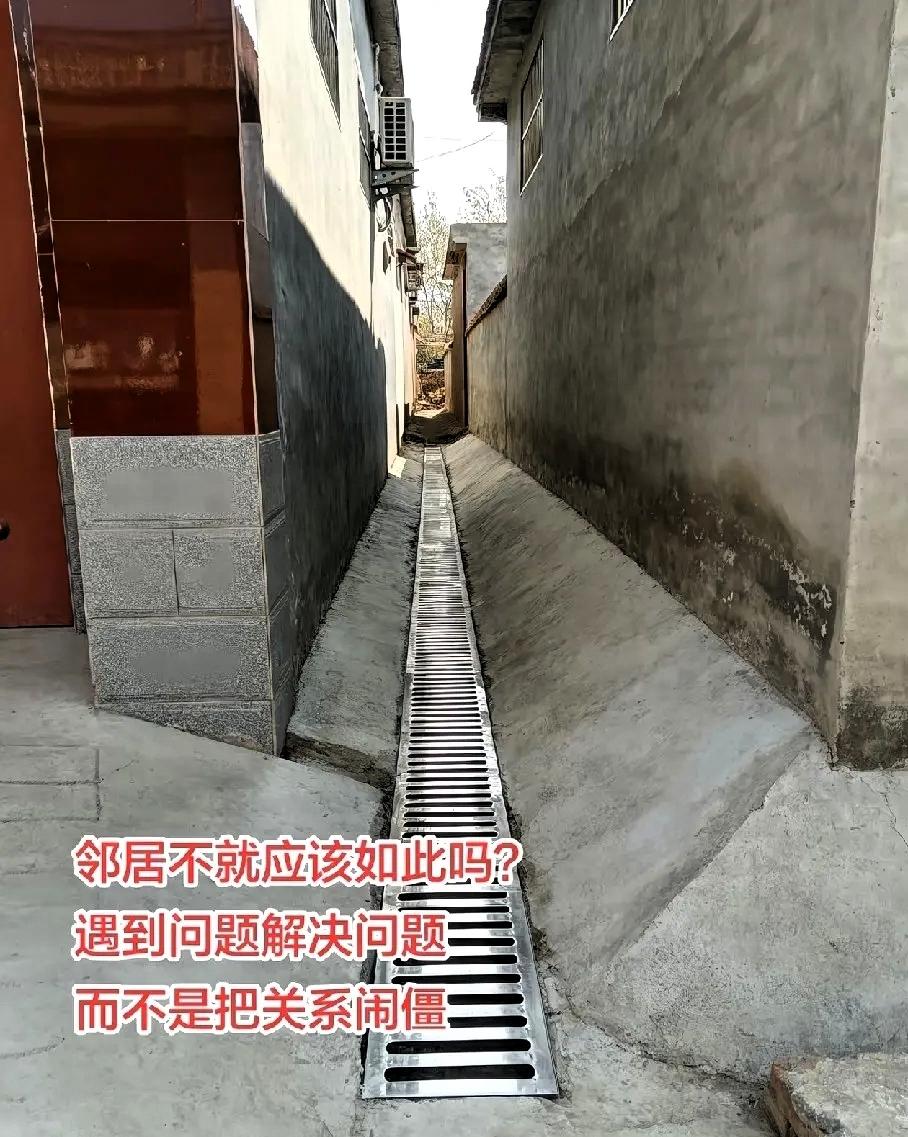 两家居住的过道本身比较狭窄，日常通风排水都不方便，时间久了，右侧住户家里长期受潮