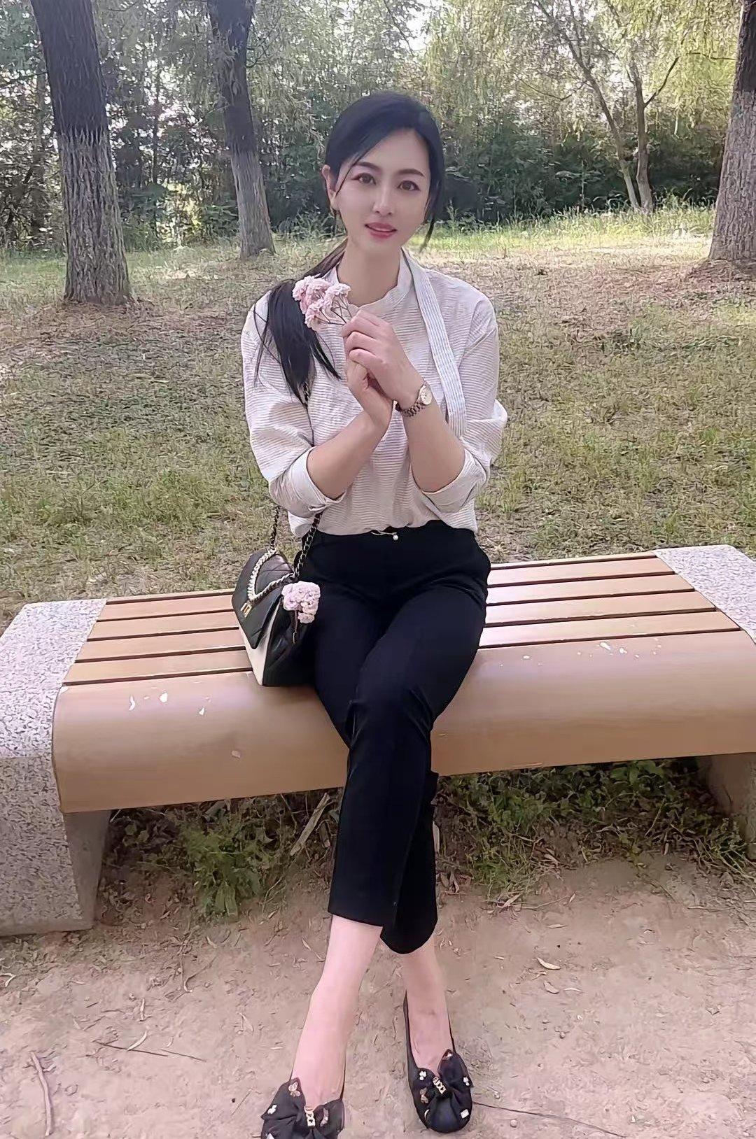 放下匆忙赶路的脚步，在公园的长椅上偷一段静谧的时光。花在手里，风在肩头，让心在天