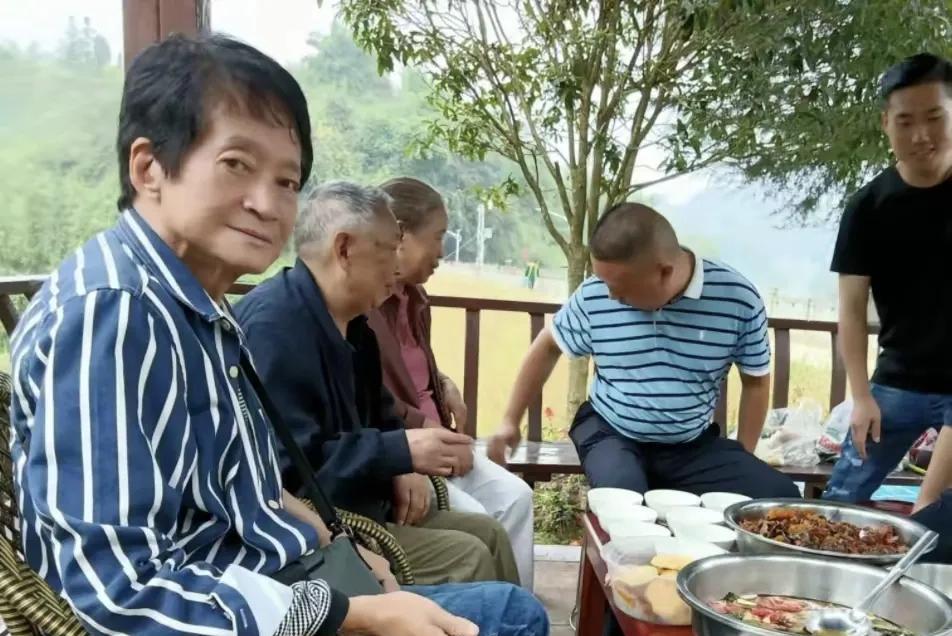 不得不说王瀚祥还是很称职的，方刚生病以后，也带着方刚在四川旅游呢。本来以为方刚从