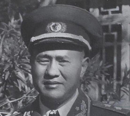 1955年授衔仪式上，当念到"胡奇才，中将"时，台下不少四野老兵心里咯噔一下。中