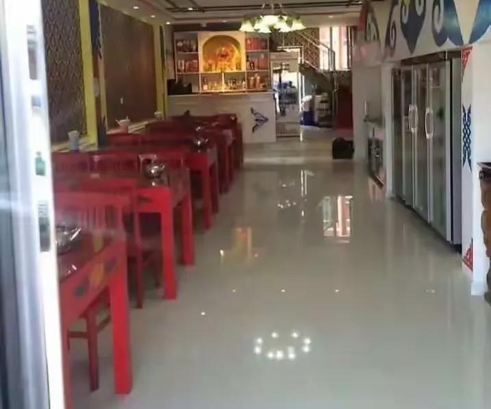 内蒙古，一家饭店老板娘刚把招聘启事贴出去，就有一个女人带着孩子进来，问能不能带着